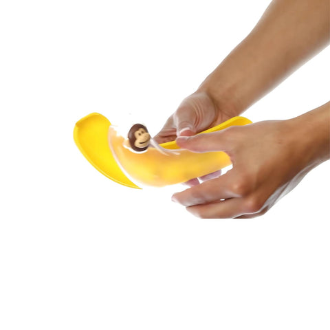 Joie uso facil platano, abre y cierra con tapa segura.
