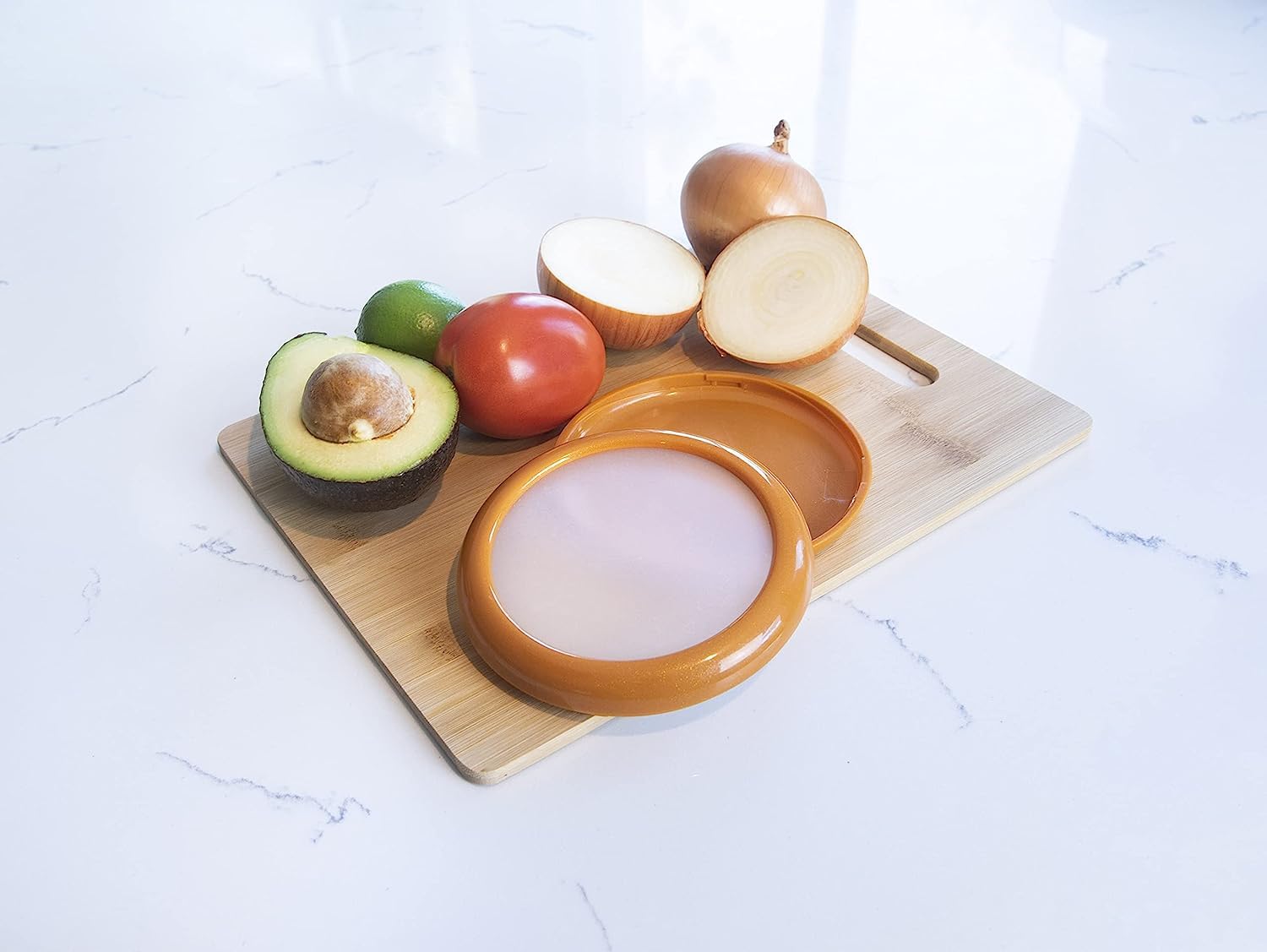 Diseño ergonómico Joie cabe en estantería y nevera para organización.