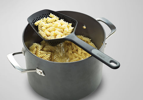 Joseph Joseph Scoop Plus Colander negro, resistente al calor hasta 200°C para cocinar con seguridad