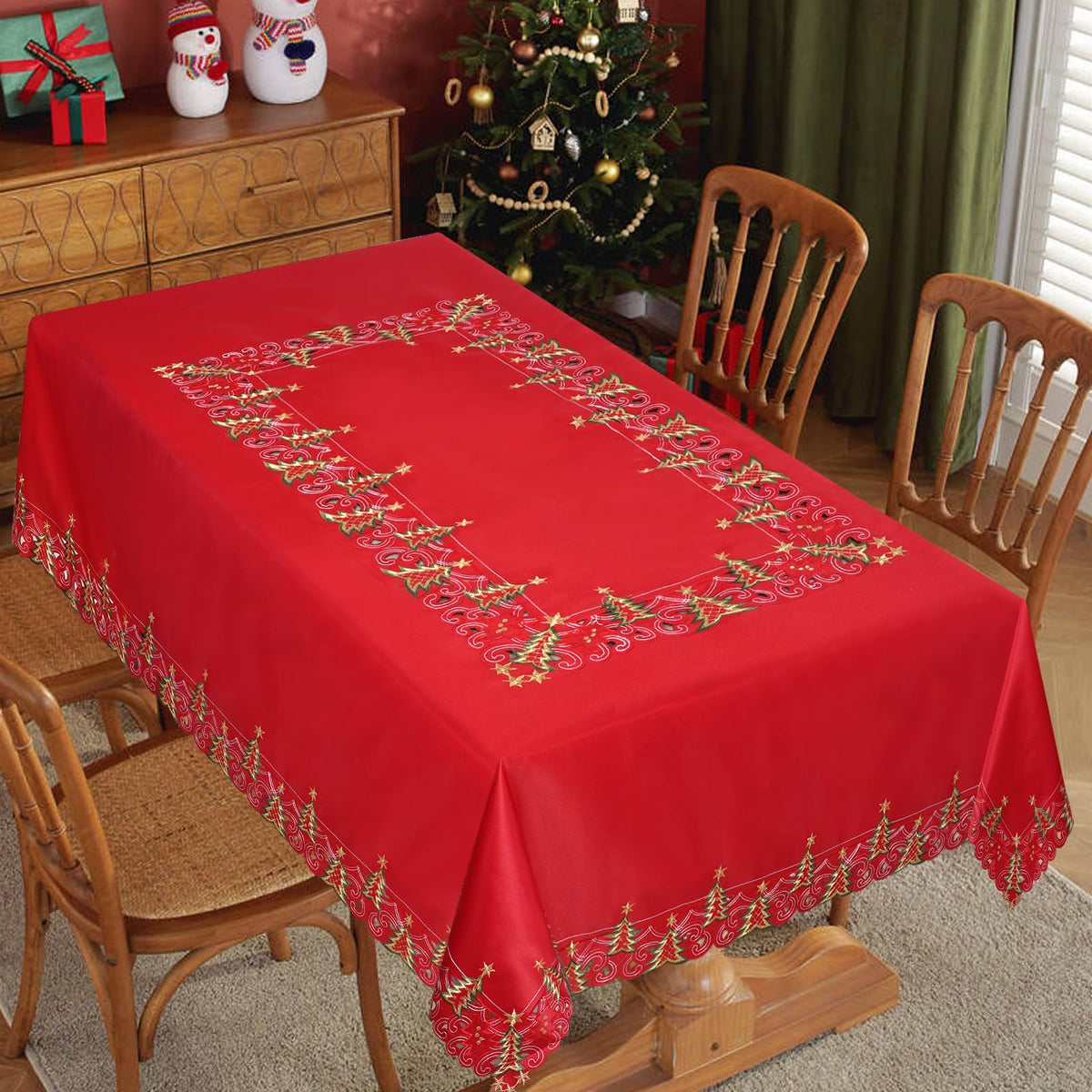 Mantel Jovialix rojo con bordado de árbol dorado para cena festiva.