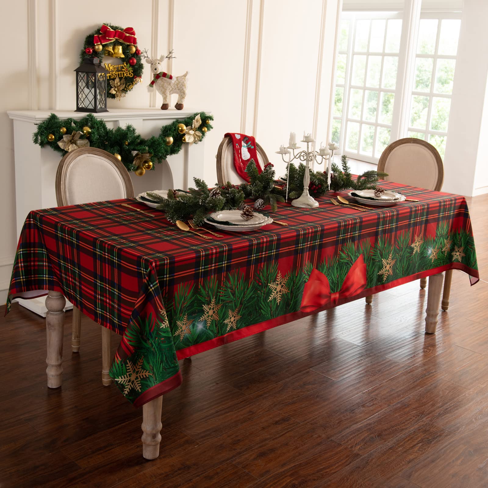 Mantel Joyfol Day con diseno de cuadros navideños, ideal para cenas festivas.