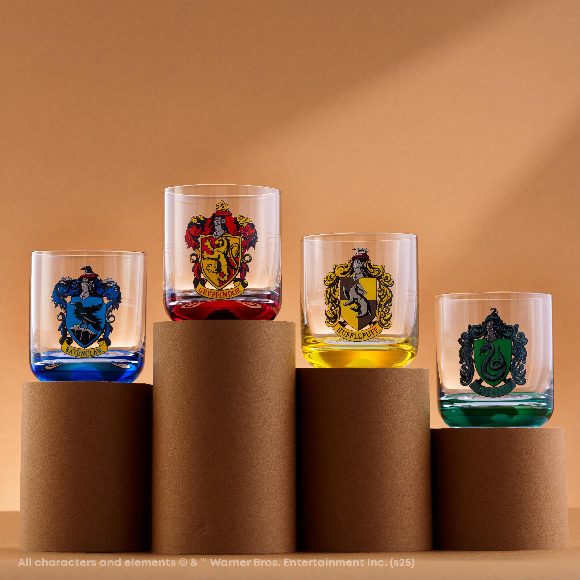 Vaso JoyJolt con escudo Hufflepuff y base colorida, base de agarre cómodo.