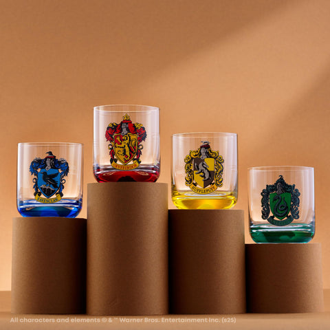 Vaso JoyJolt con escudo Hufflepuff y base colorida, base de agarre cómodo.