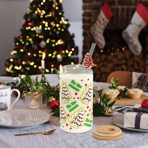 Diseño festivo con árbol de navidad y dulces, añade encanto a cualquier mesa.