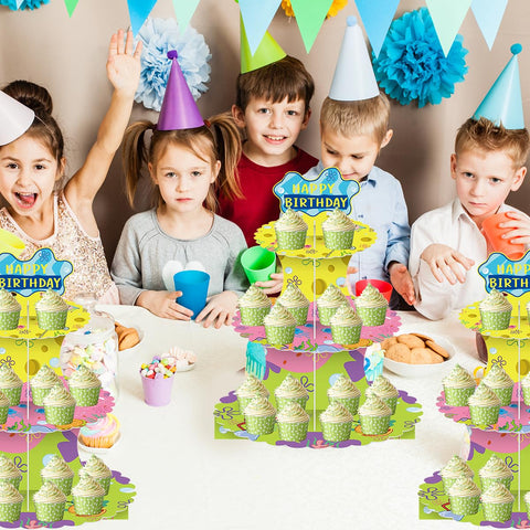 JU XIN: exhibidor de postres amarillo en mesa, ideal para cumpleaños.