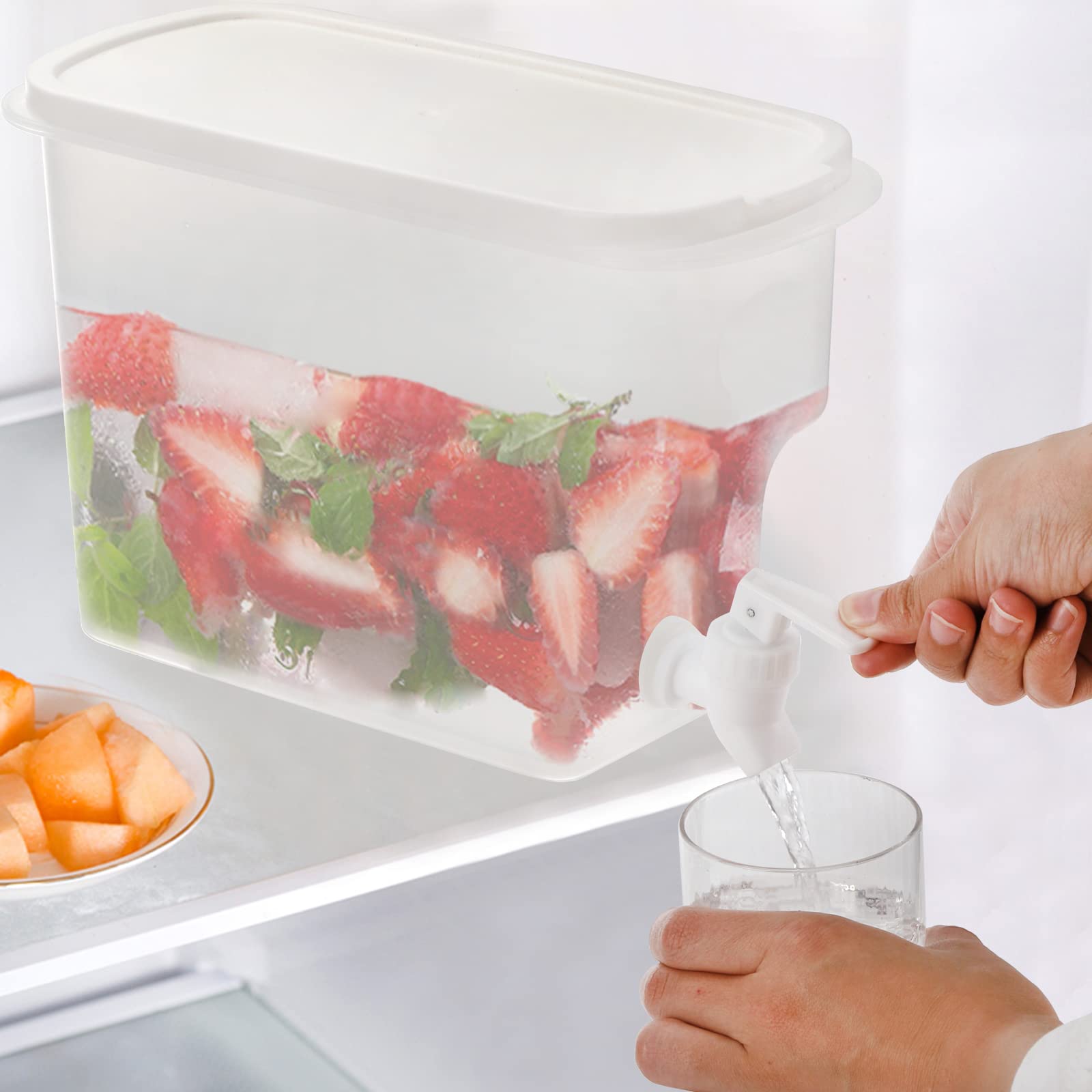 Jucoan dispensador para uso en nevera, diseño cuadrado y compacto.