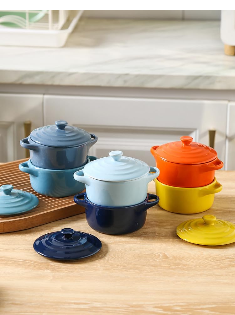 Jucoan ramequín de porcelana con tapa y asa en amarillo; uso versátil para postres y porciones.