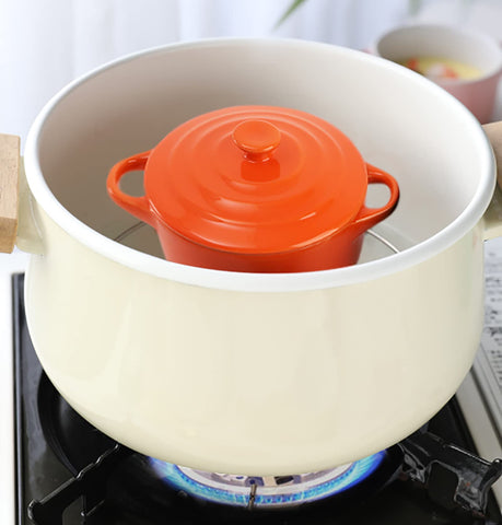 Jucoan ramequín de porcelana con tapa y asa en verde; perfecto para porciones pequeñas.