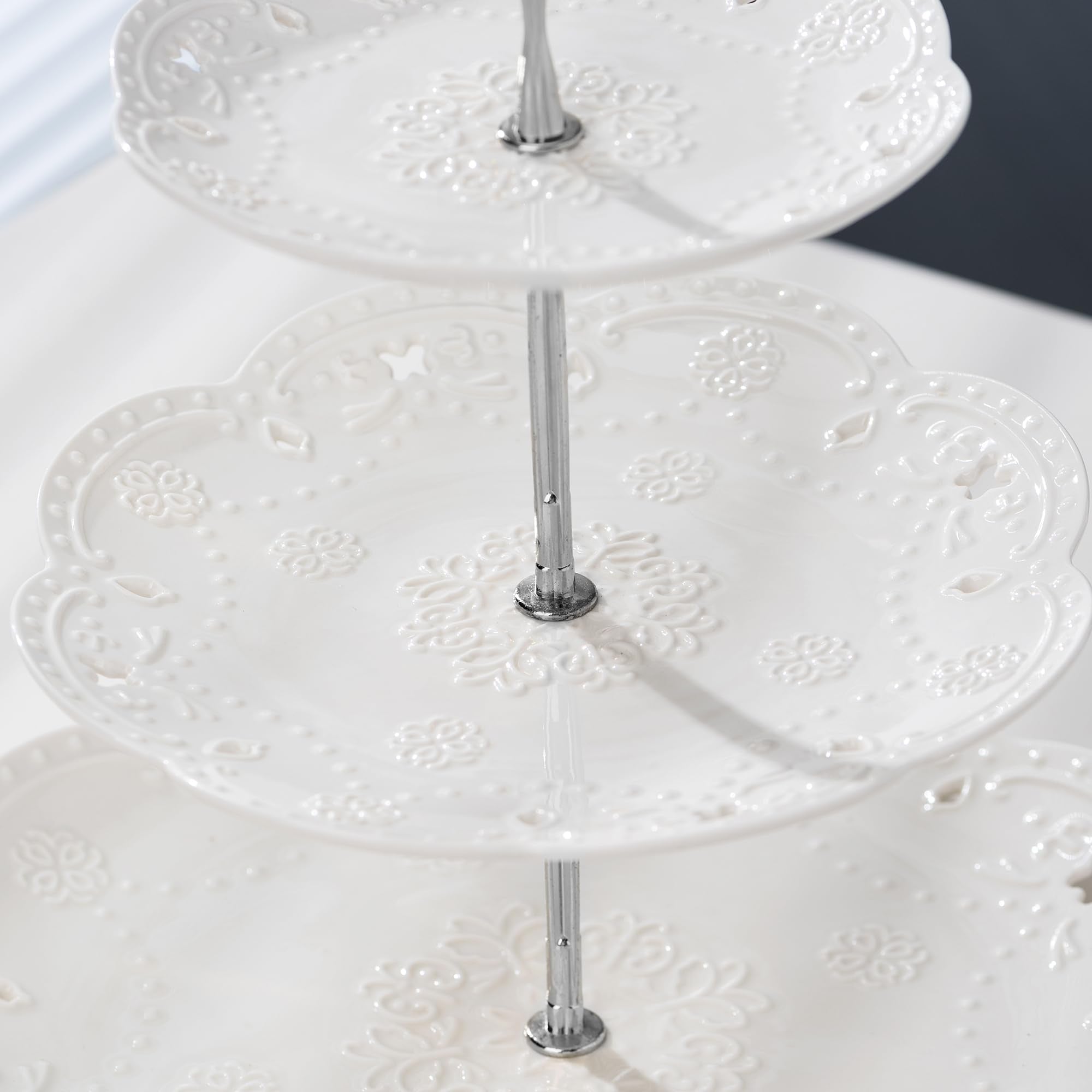 Jusalpha porcelana blanca con relieve dorado, añade elegancia a la mesa.