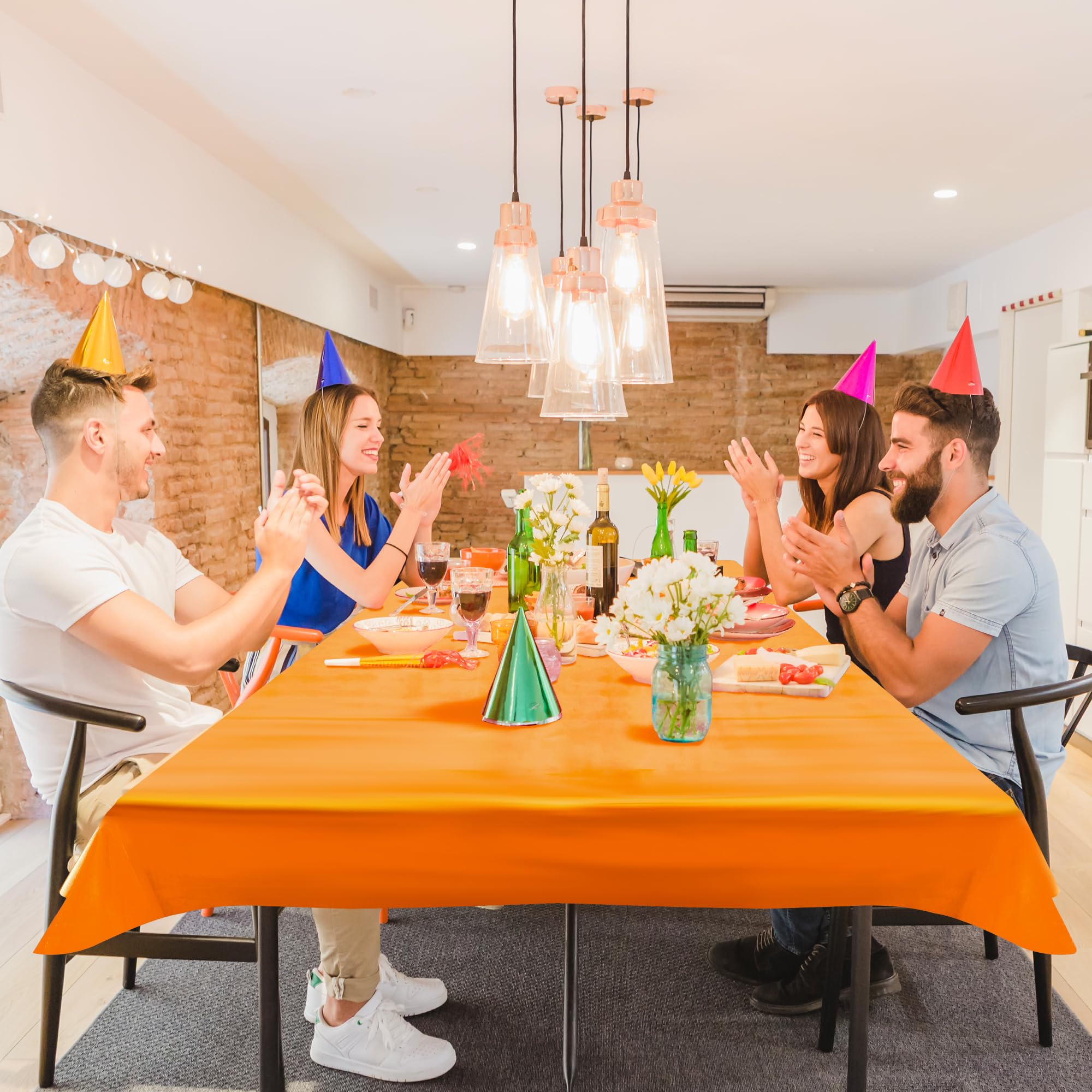 Mantel desechable de doble pack para mayor versatilidad en celebraciones.