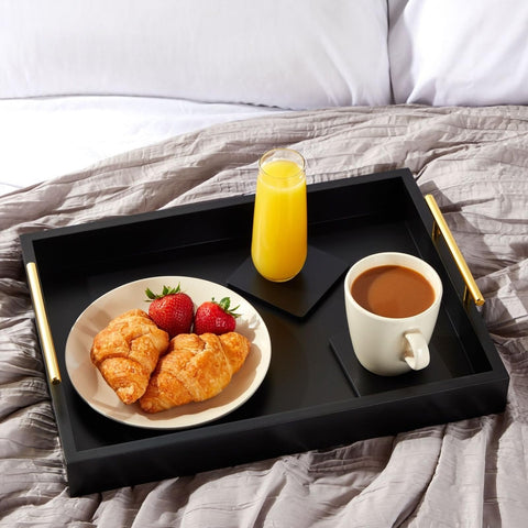 Bandeja Juvale con manijas doradas intercambiables para estilo versátil.