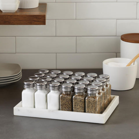 Botellas de vidrio duraderas para condimentos en cocina y mesa.