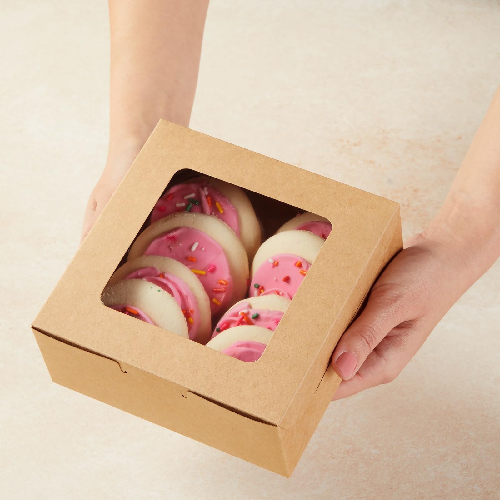 Caja Juvale para pasteles con ventana transmite frescura y calidad.