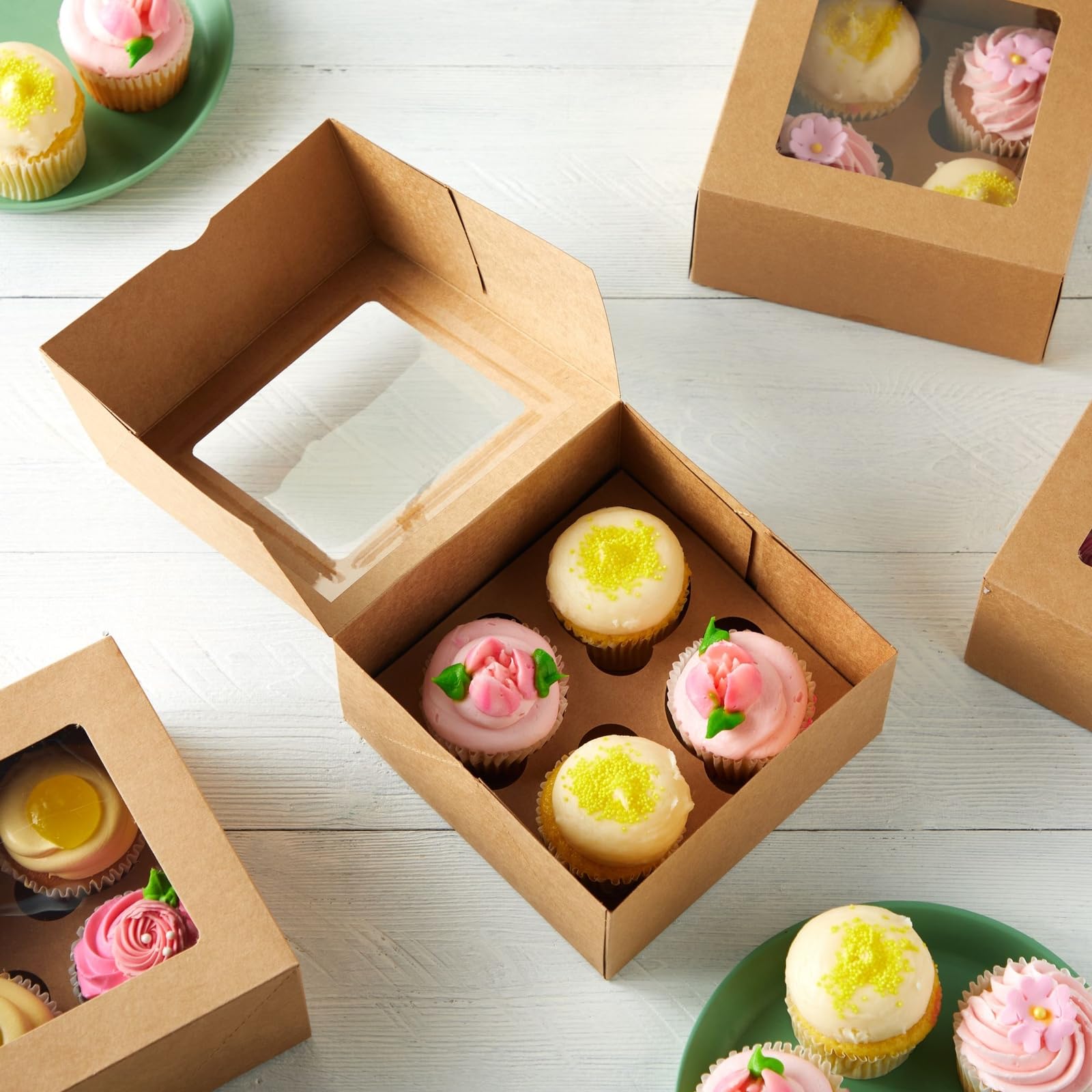 Vista de ventana transparente en Caja Juvale, muestra color y detalle de cupcakes.