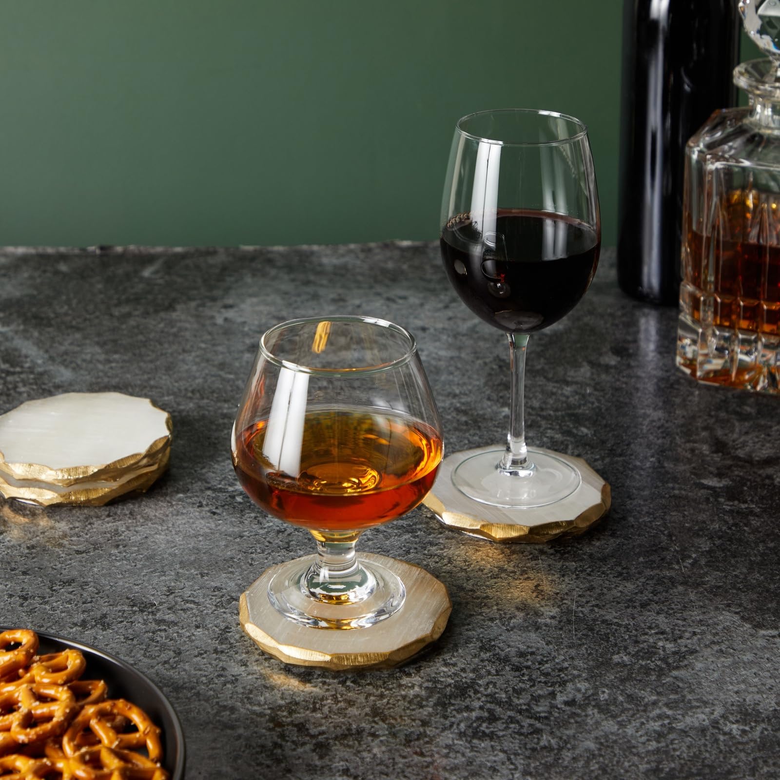 Juvale posavasos selenita, detalle de aro dorado, ideal para realzar la mesa.