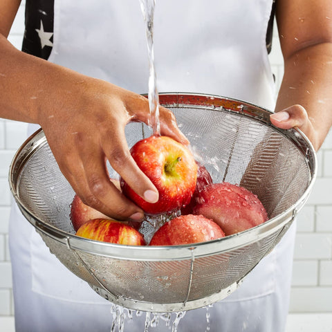 Colador Juvale con mango ergonómico para escurrir pasta con comodidad