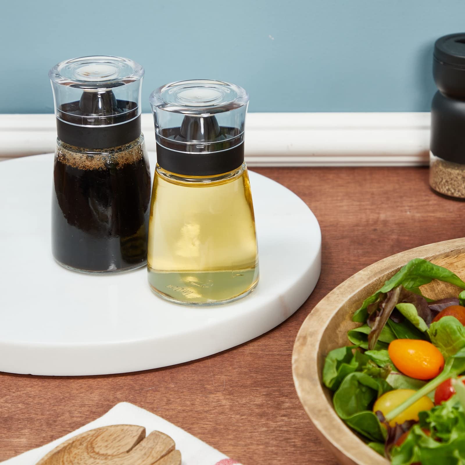 Juvale dispensadores de vidrio para dressings, diseño elegante en la mesa.