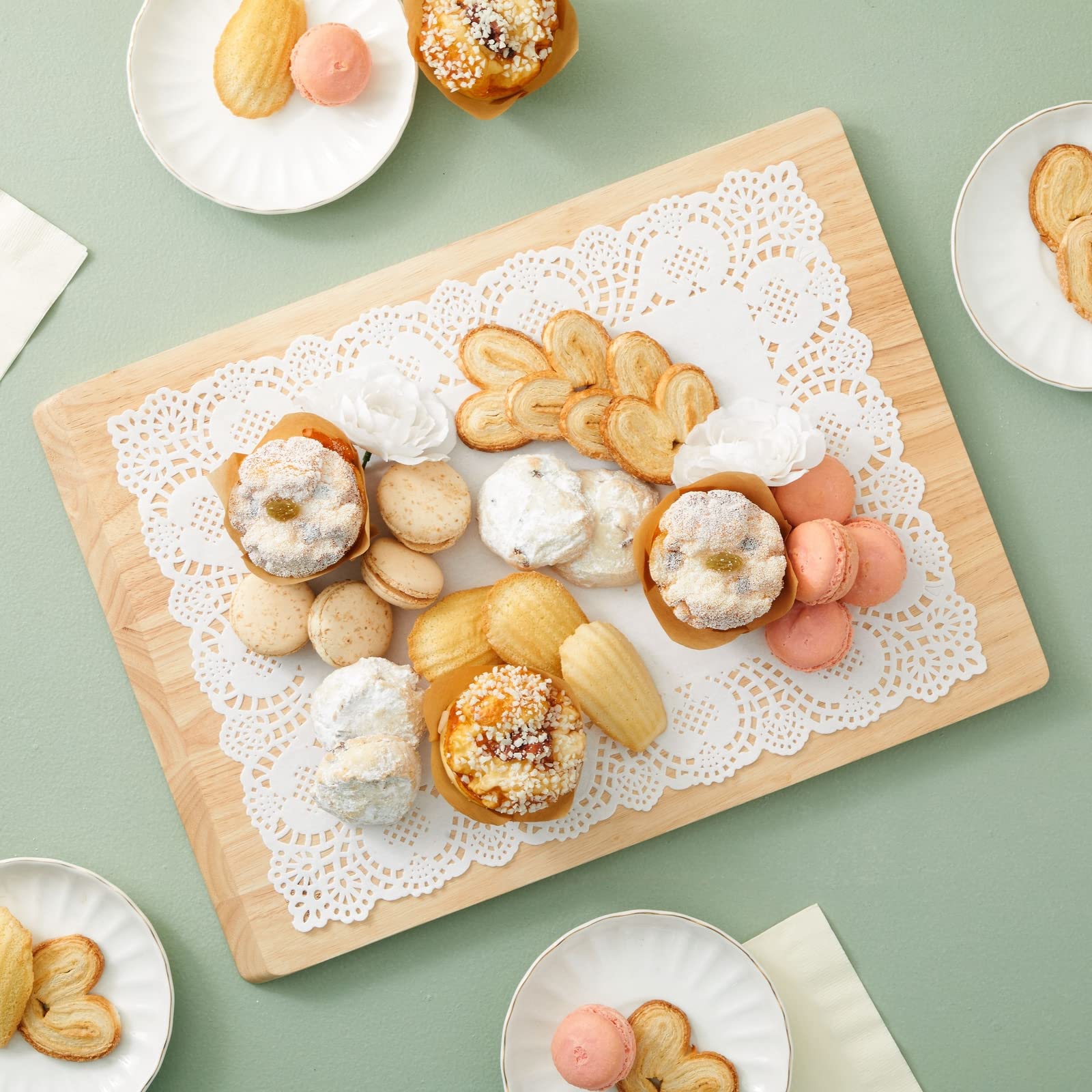 Tapetes de papel con encaje blanco Juvale para presentación de postres.