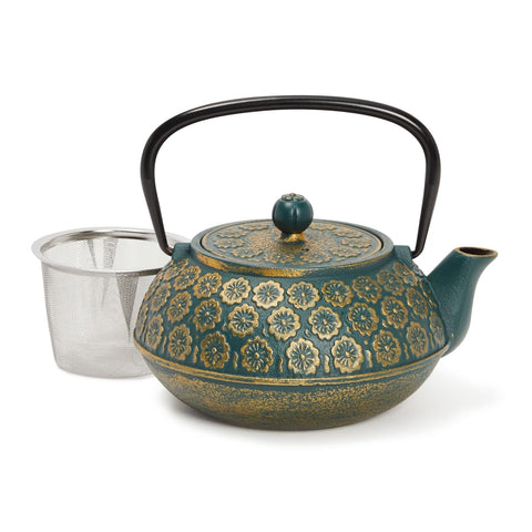 Juvale hervidor de hierro forjado en escena general, ideal para ritual de té en casa.