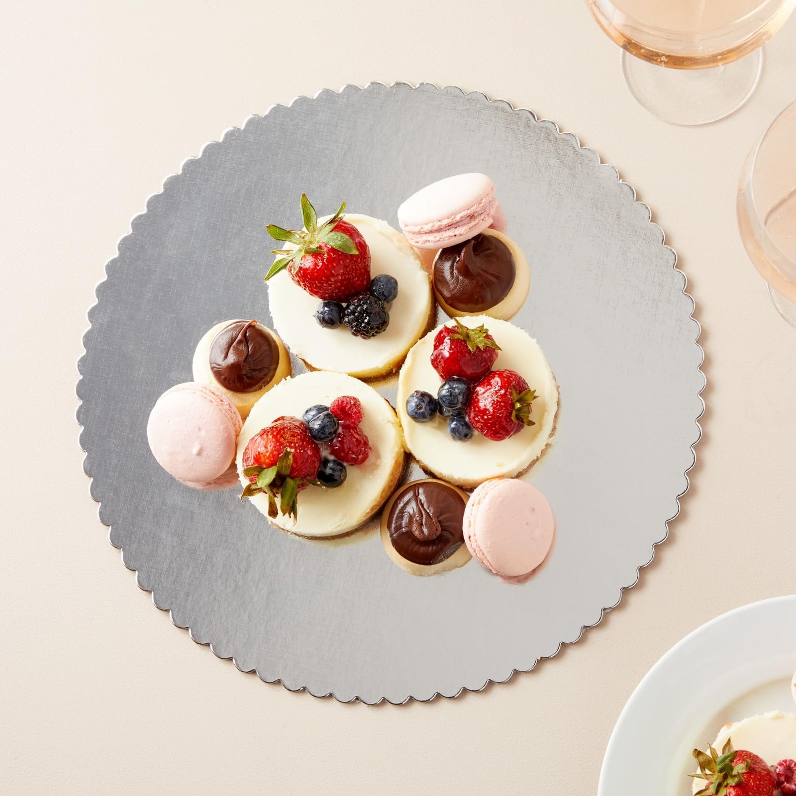 Disco Juvale plateado con borde festoneado, presentación elegante para postres