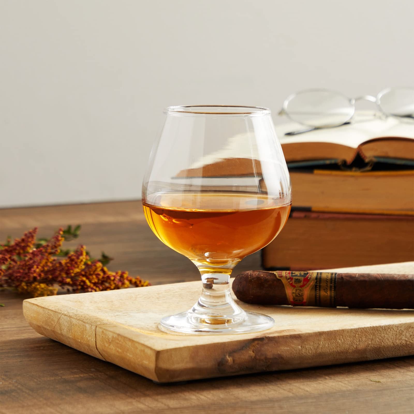 Snifter Juvale para brandy, cristal sin plomo, enfoque en aroma intenso.