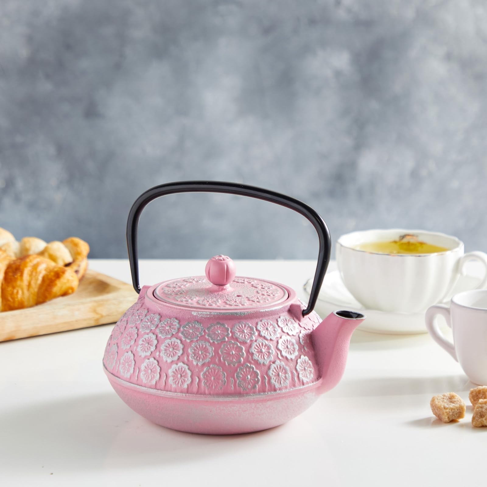 Juvale tetera rosa con diseño floral, ideal para ceremonias de té elegantes.
