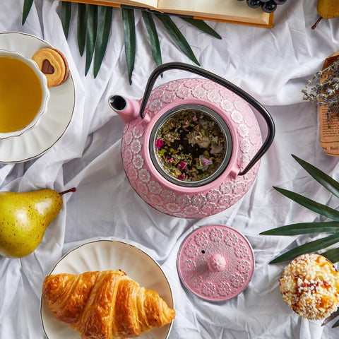 Juvale tetera rosa con gran retención de calor para mantener el té caliente.