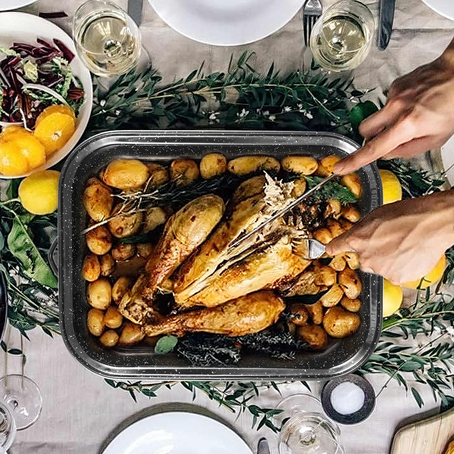 Espaciosa bandeja para asados grandes en horno doméstico.
