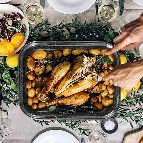 Espaciosa bandeja para asados grandes en horno doméstico.