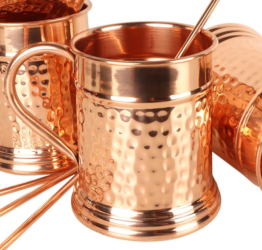 Copa JYPR de cobre en mano, diseño ergonómico para beber cómodamente y mantener frío.