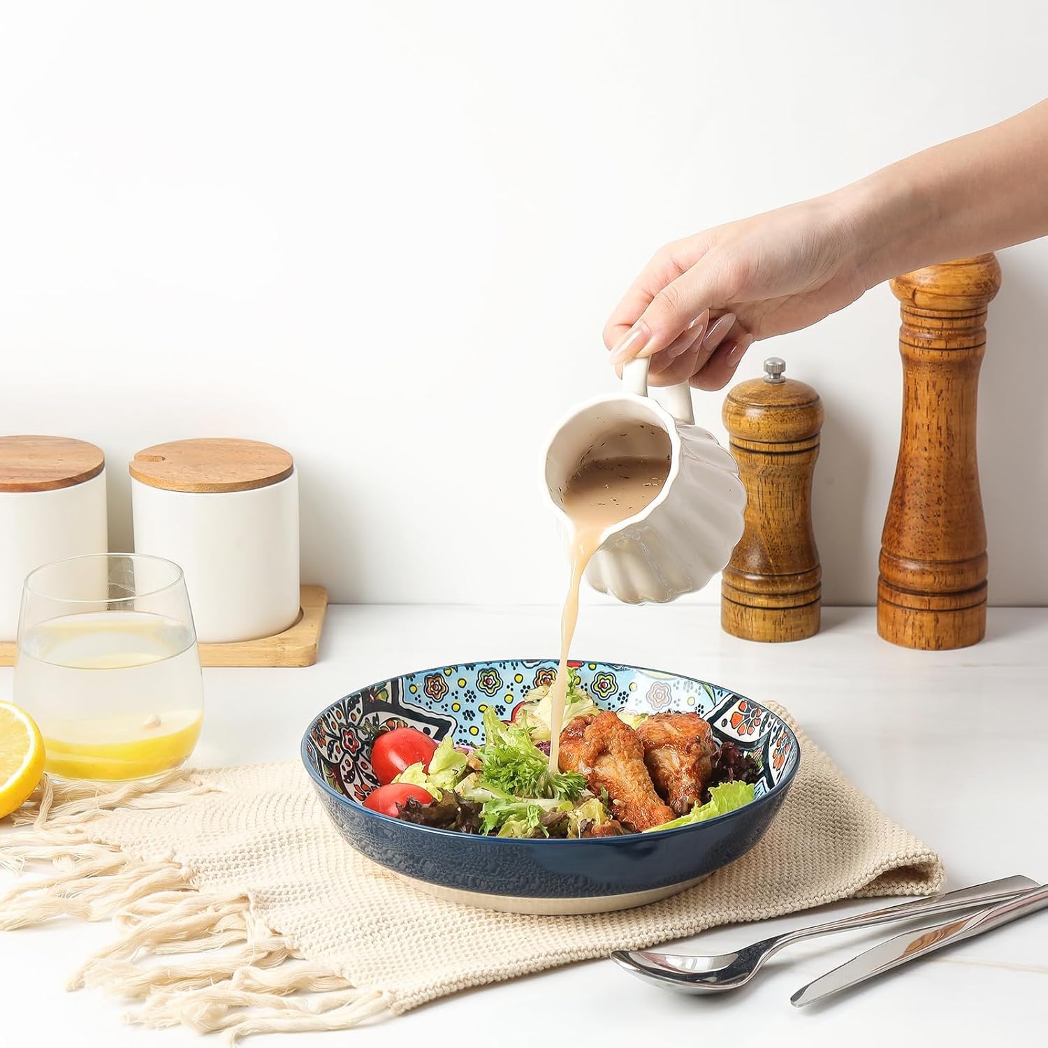 KitchenTour: cuencos de cerámica coloridos bohemios para ensaladas o pastas.