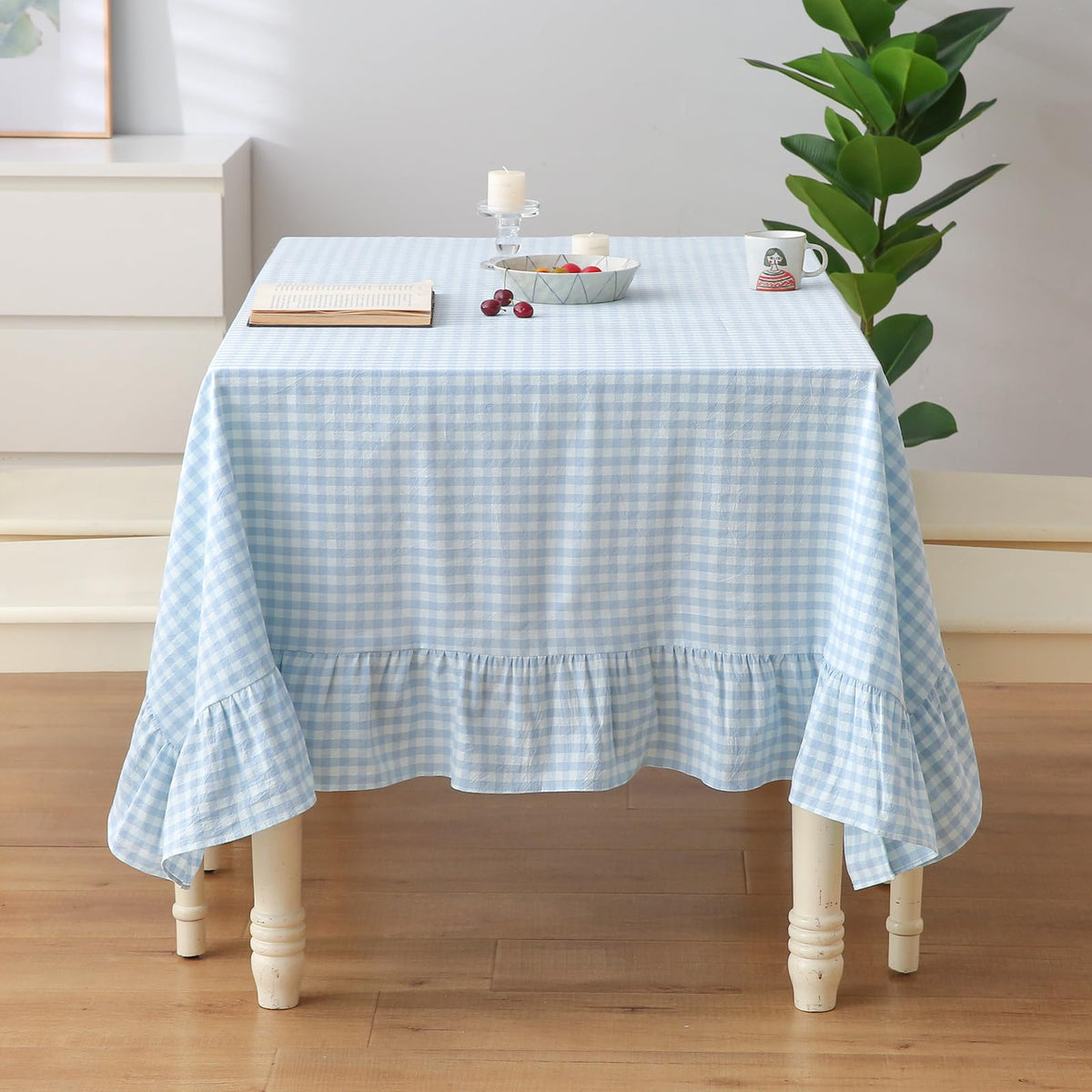 Mantel K Masaniji azul claro con cuadros, ideal para comidas familiares elegantes.