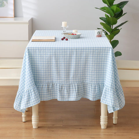 Mantel K Masaniji azul claro con cuadros, ideal para comidas familiares elegantes.