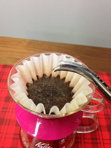 Kalita Wave 185, filtro blanco, empaque de 100, resultado limpio y estable en la preparación.
