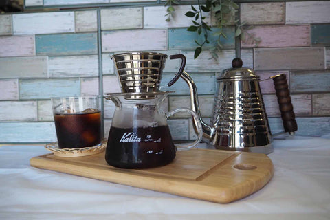 Kalita tapa plastica segura, mantiene calor y aroma al servir.