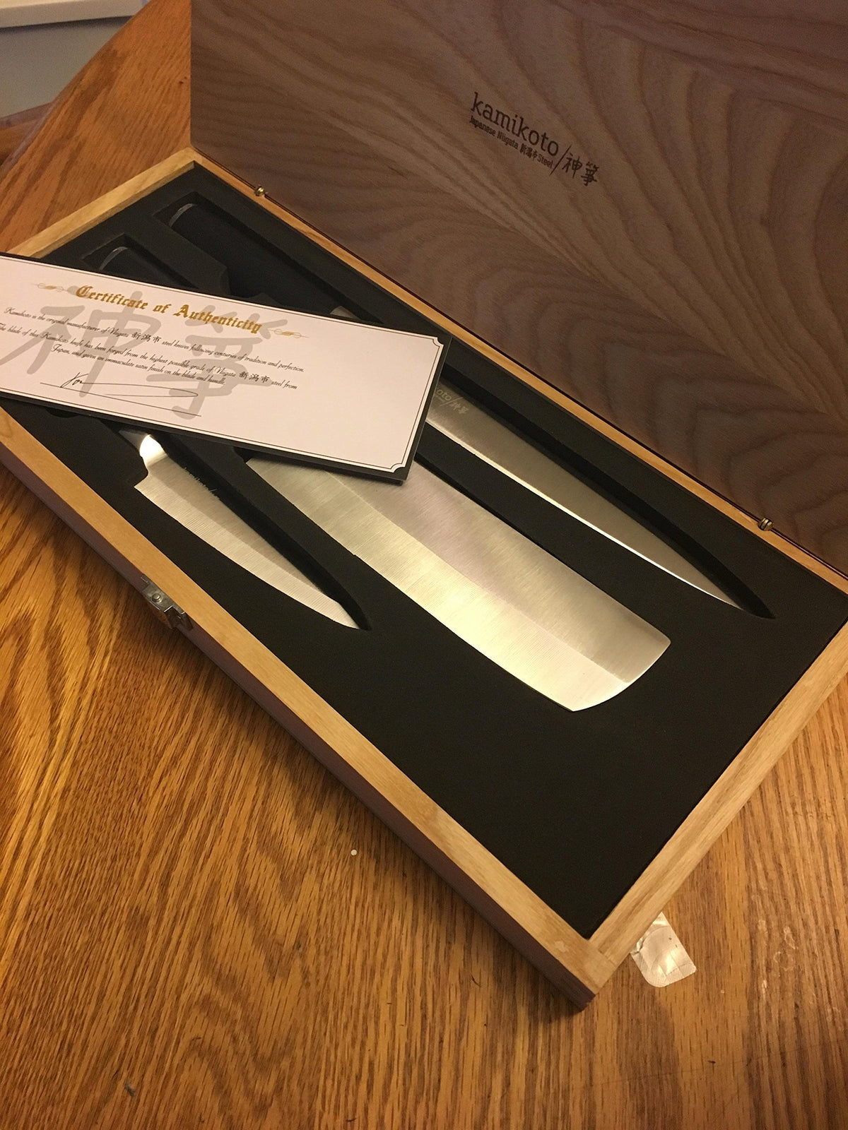 Kamikoto Kanpeki: caja de madera para exhibir el juego de cuchillos con elegancia