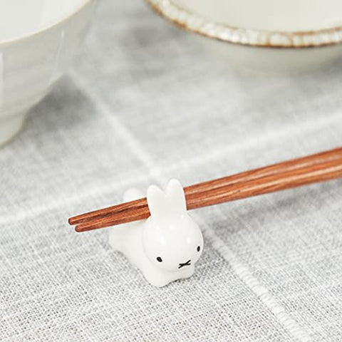 Kaneshotouki Miffy presente en la mesa, reposapalillos elegante para ocasiones.