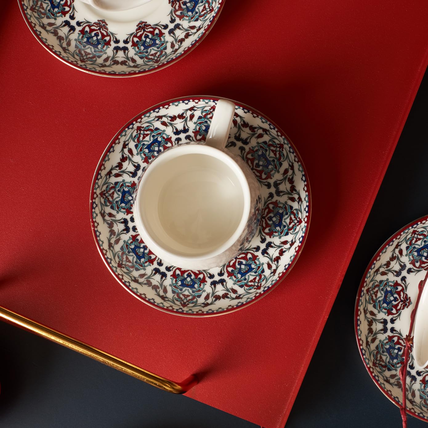 Detallado diseño azul, rojo y verde de KARACA Nakkas complementa cocinas modernas