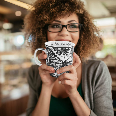 Taza Karma Boho con mariposa, colección premium para amantes del café
