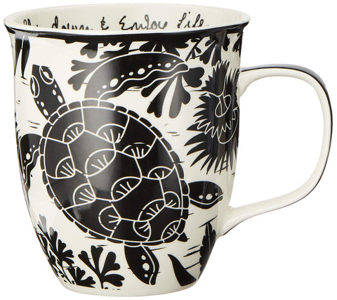 Karma taza de estilo bohemio con tortuga marina, ideal para café matutino.