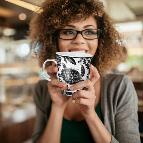 Karma taza con asa duradera y tortuga marina para uso diario.
