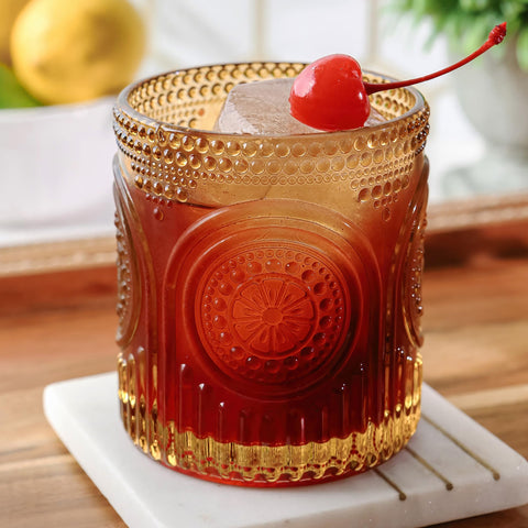 Vasos ámbar Kate Aspen expuestos en estantería aportan calidez decorativa