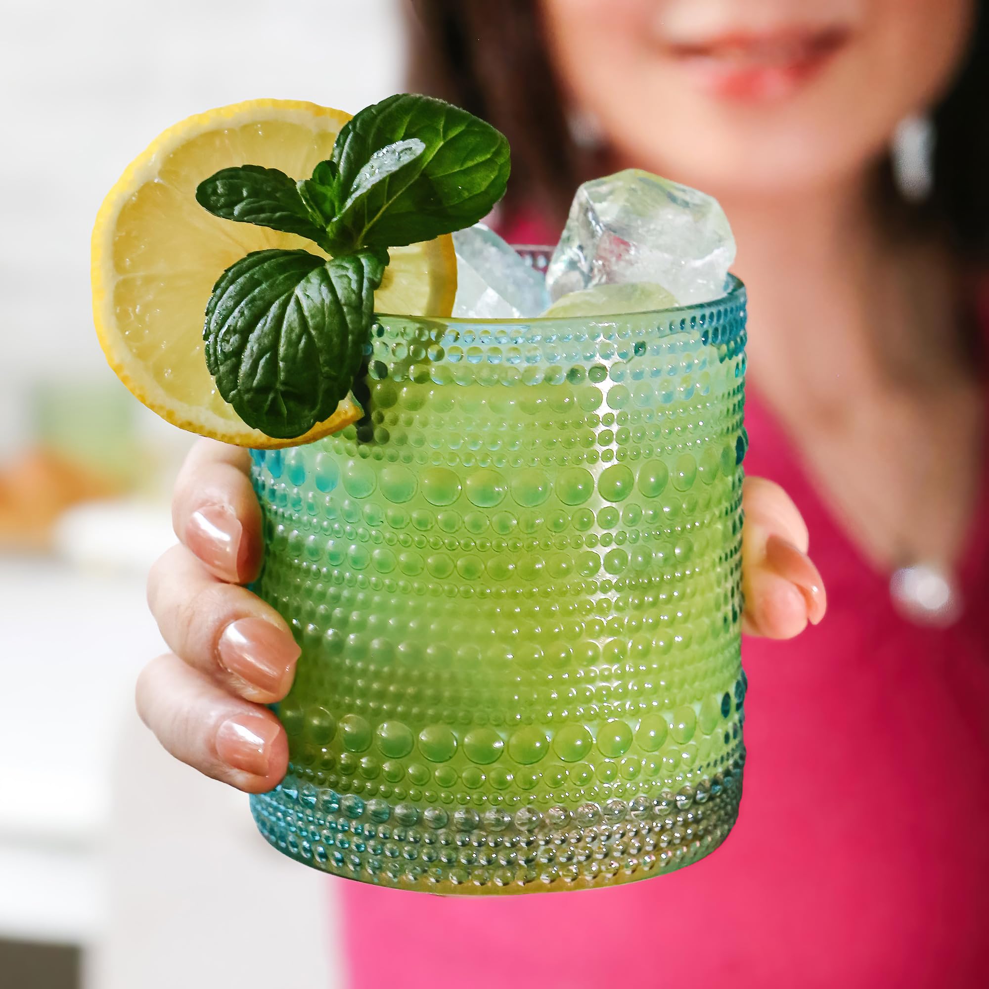 Vasos Kate Aspen para barra, exhibidos en estantería, ideal para decoración