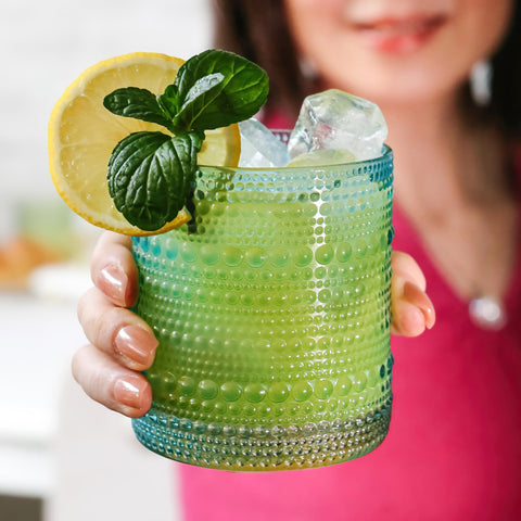 Vasos Kate Aspen para barra, exhibidos en estantería, ideal para decoración