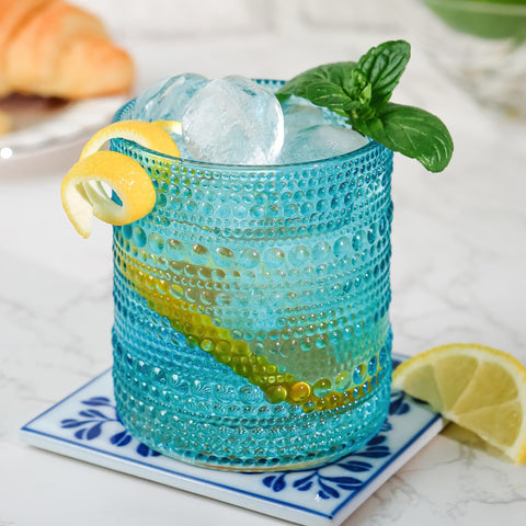 Vasos Kate Aspen con diseño retro y base perlada realza cualquier bebida