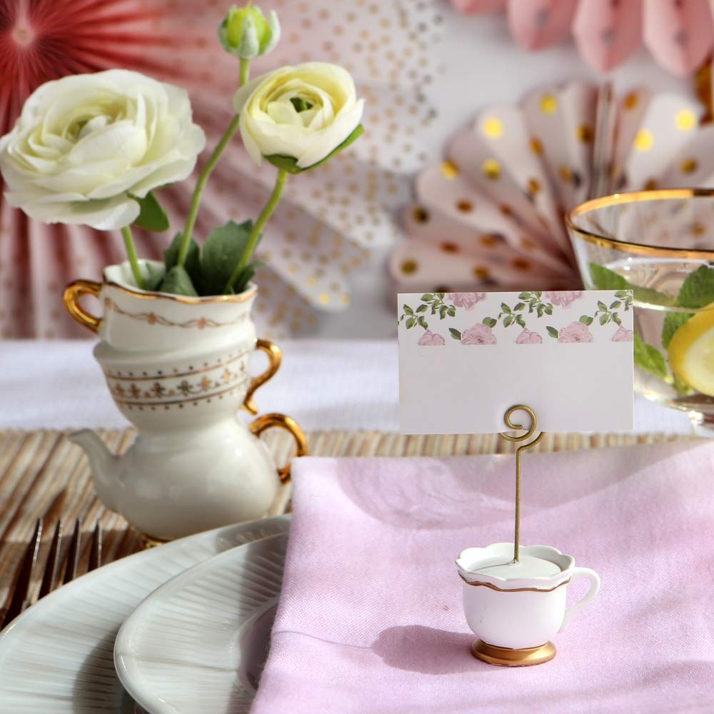 Mesa decorada con porta-tarjetas estilo Hora del Té Capricho.