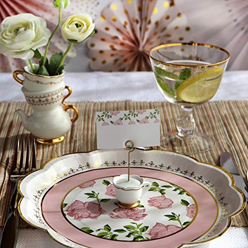 Primer plano de tetera y tarjetas, mesa elegante Kate Aspen Hora del Té Capricho.