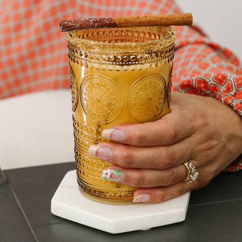 Vaso Kate Aspen con ribetes verticales y base estable.