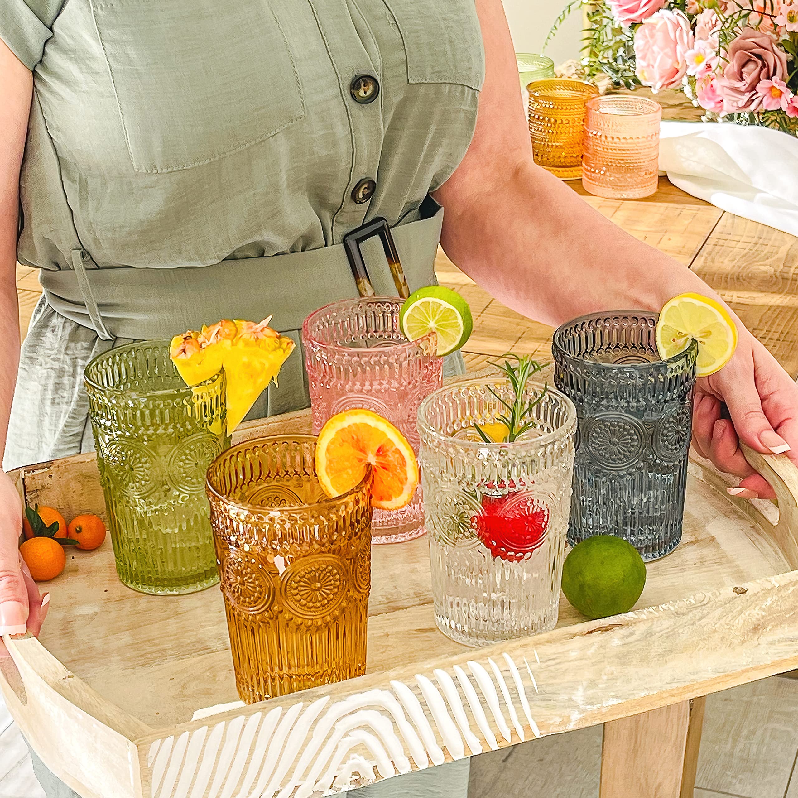 Kate Aspen vaso ámbar con estrias y flor decorativa para eventos.