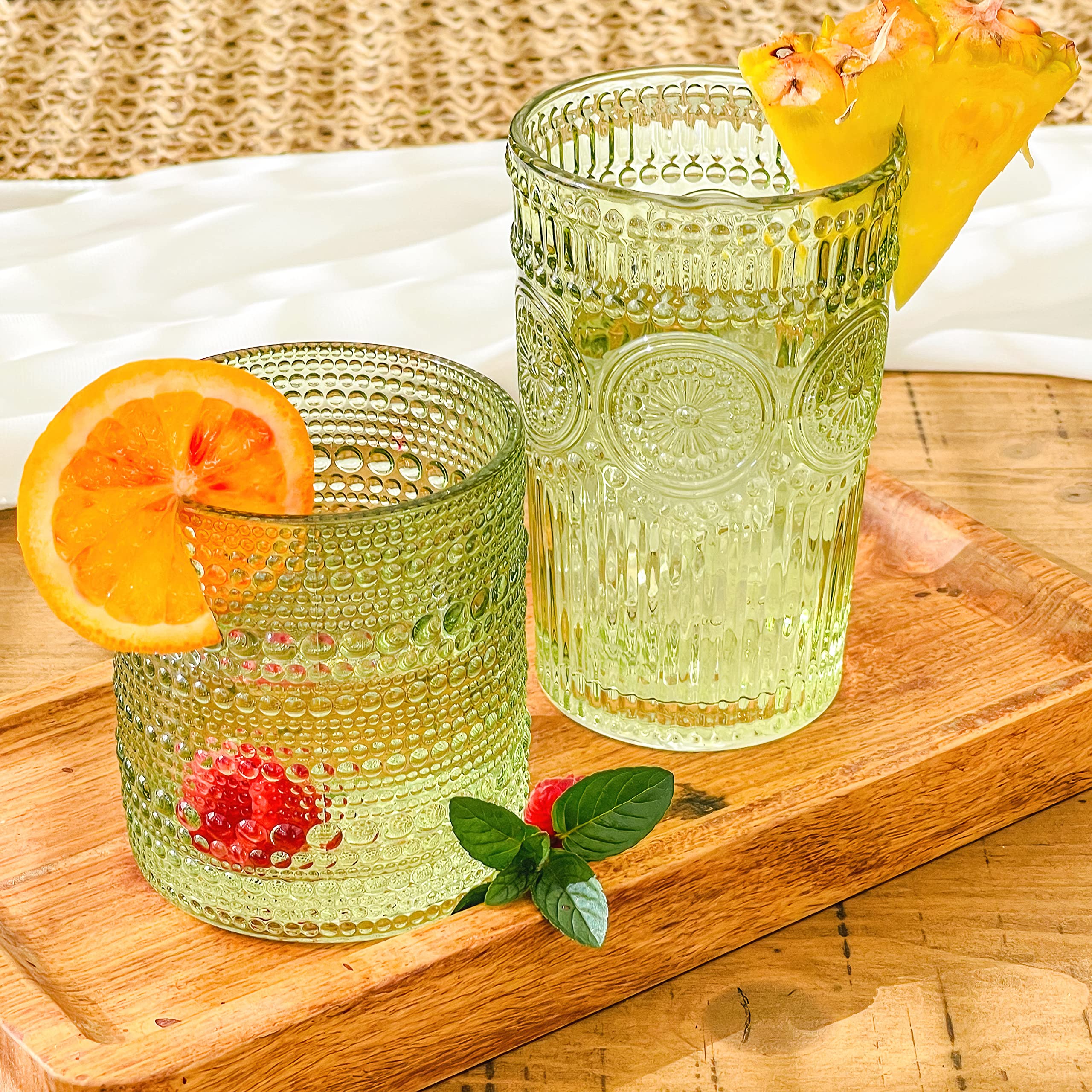 Vaso Kate Aspen verde salvia, mostrado en carrito de bar para un toque retro